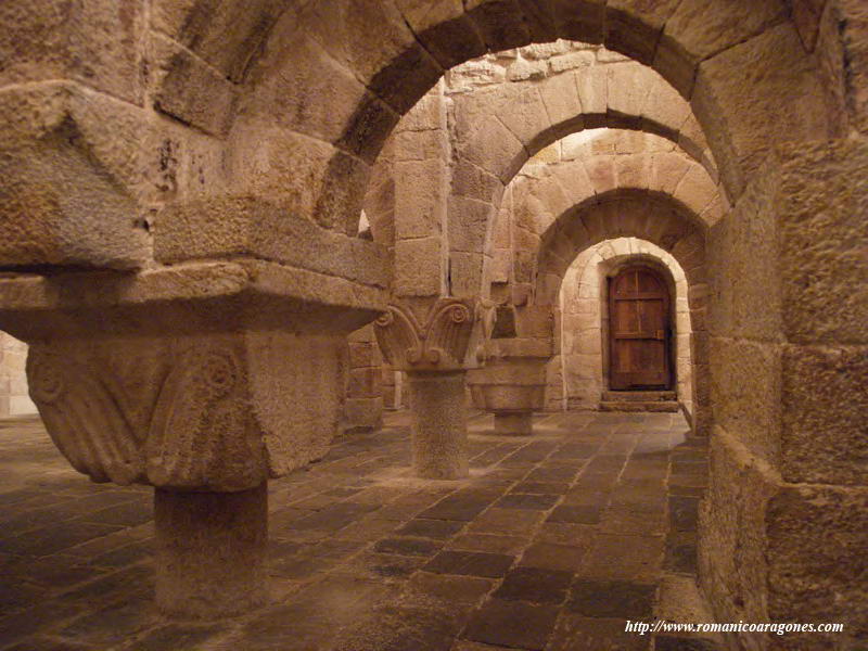 DETALLE DE LOS ARCOS TRAS LAS CABECERAS. AL FONDO PUERTA DE ACCESO